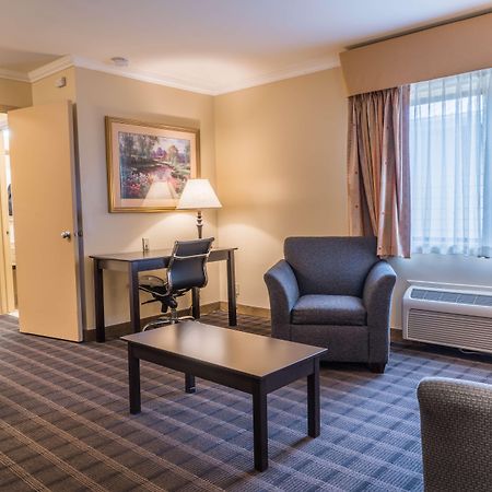 Best Western Inn & Suites Онтарио Екстериор снимка