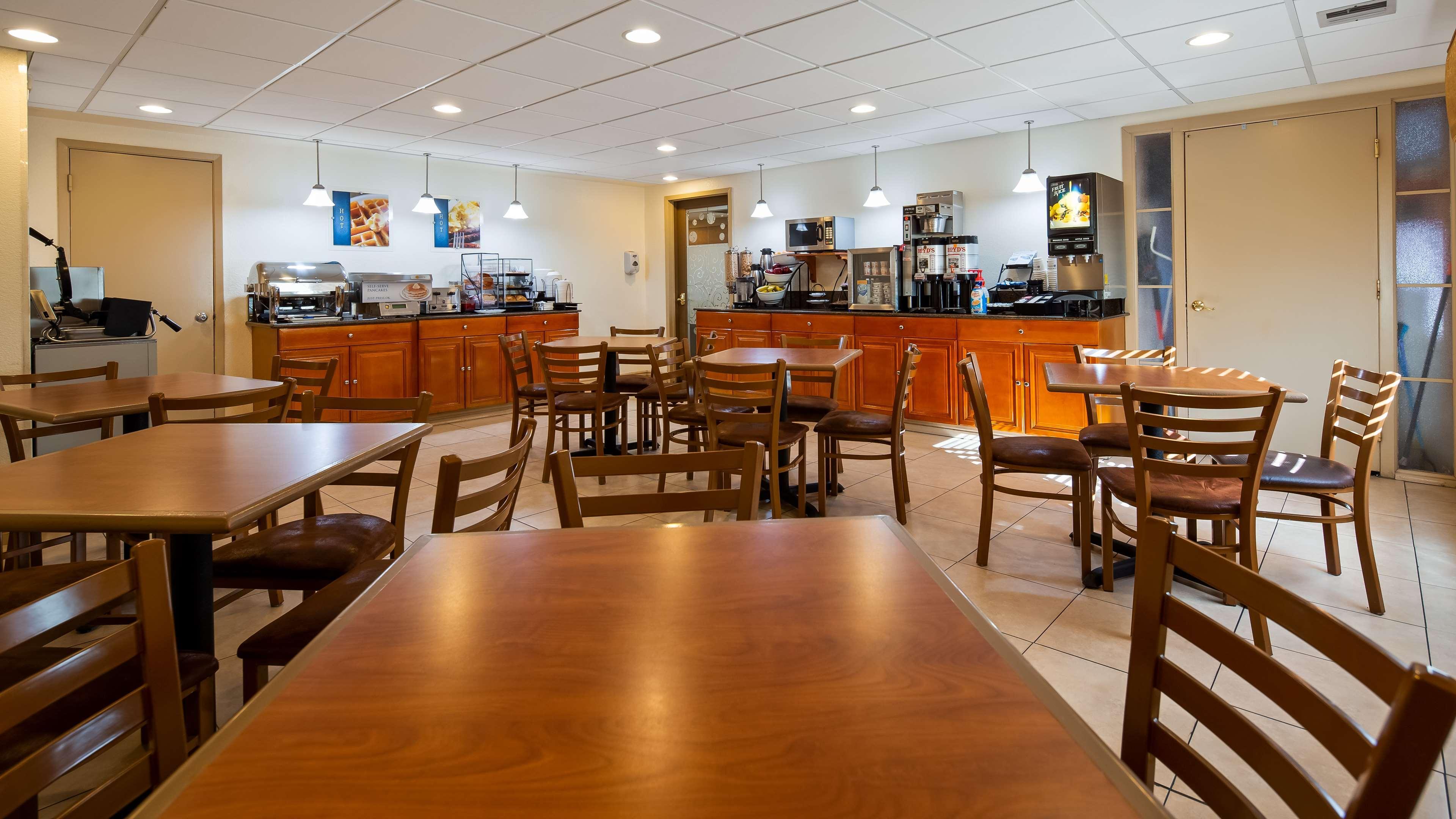 Best Western Inn & Suites Онтарио Екстериор снимка
